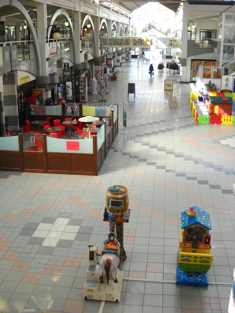 CENTRO COMMERCIALE (foto G. Ceccarini)